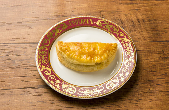 パイ生地で焼いた、卵とネギのピロシキ