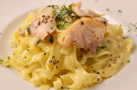 ヴァプールチキンとホウレン草のクリームフェットゥチーネ