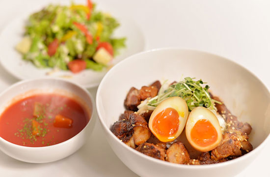 【当館特製】ローストポークのスペアリブ丼~半熟煮卵のせ
