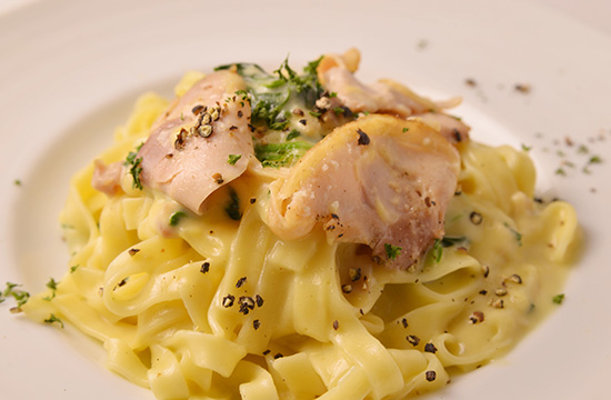 ヴァプールチキンとほうれん草のクリームフェットチーネ