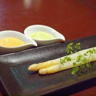 春の風物詩シュパーゲルが入荷致します!