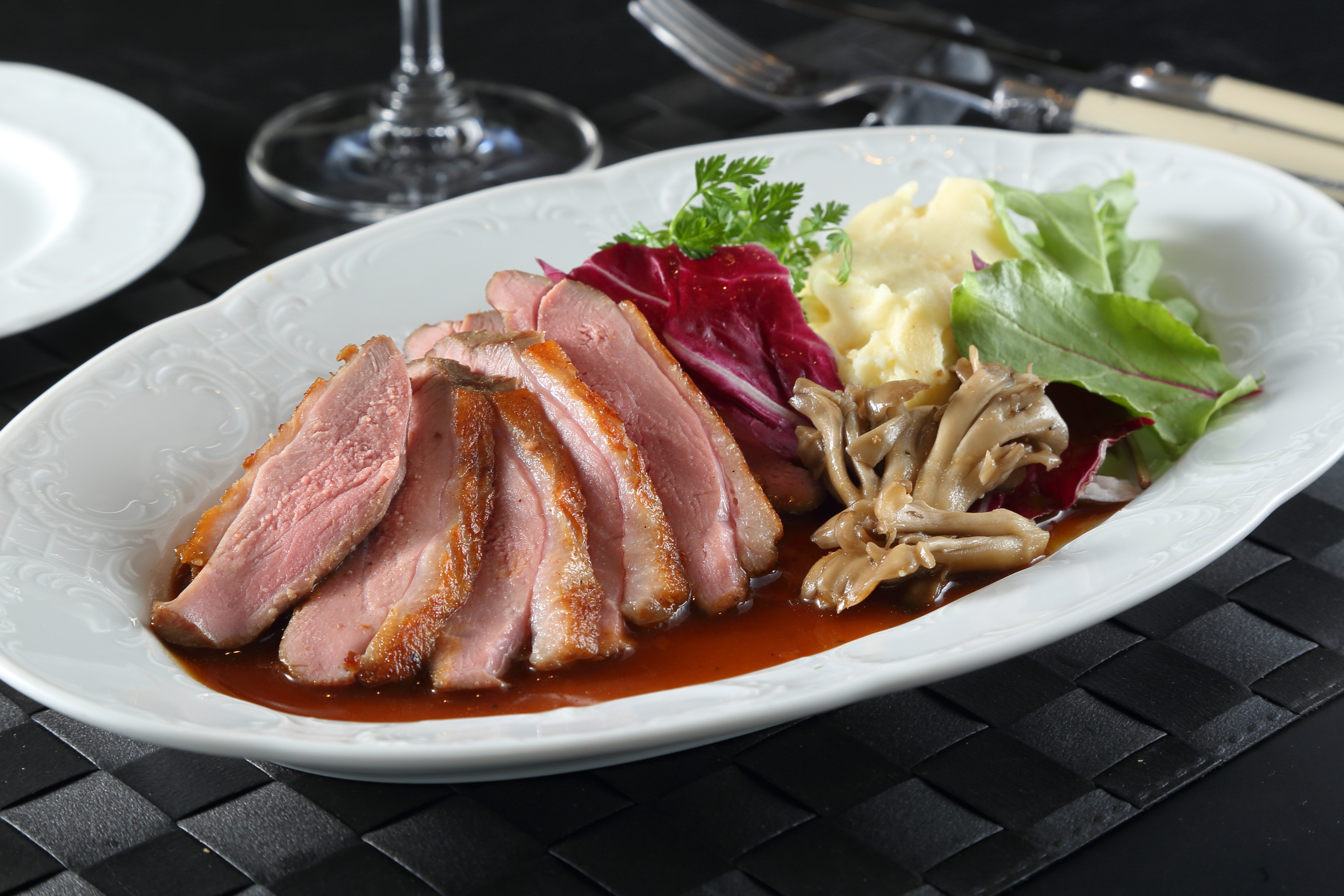 シャラン酸鴨肉の柔らかコンフィ