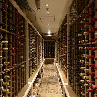 こだわりのウォークインセラーには2000本のワインを常備！