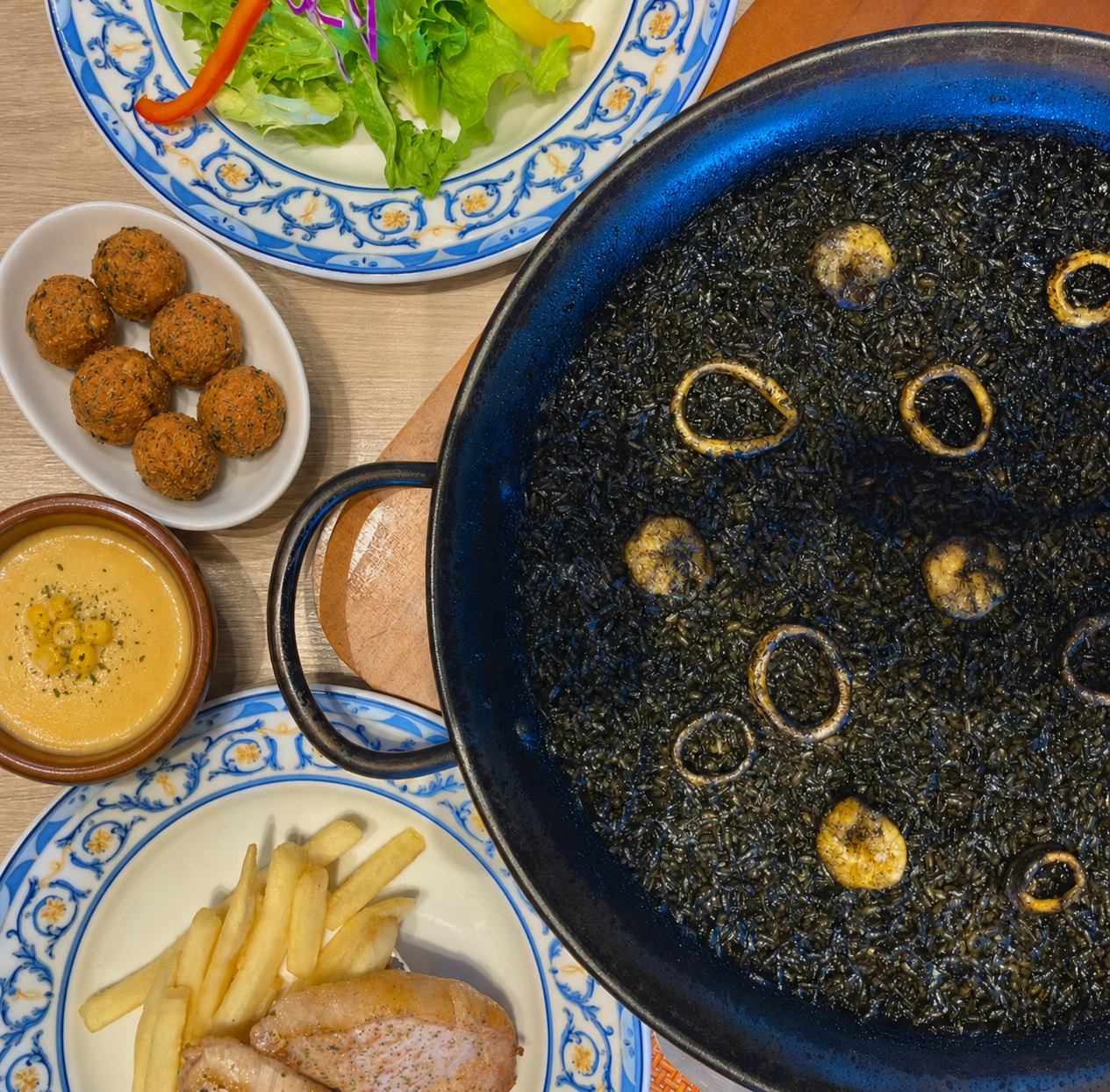 【Bセットランチ】バレンシア風パエリアを含む8種より選べるパエリアに銘柄豚のステーキがセット