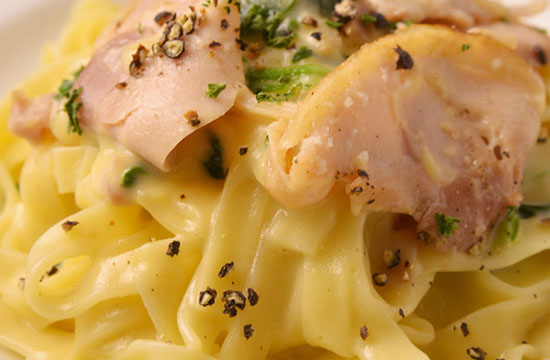 ヴァプールチキンとほうれん草のクリームフェットチーネ