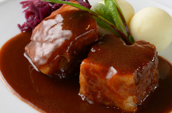 【ドイツ伝統料理】ザウアーブラーテン ~豚肉の赤ワイン煮込み~