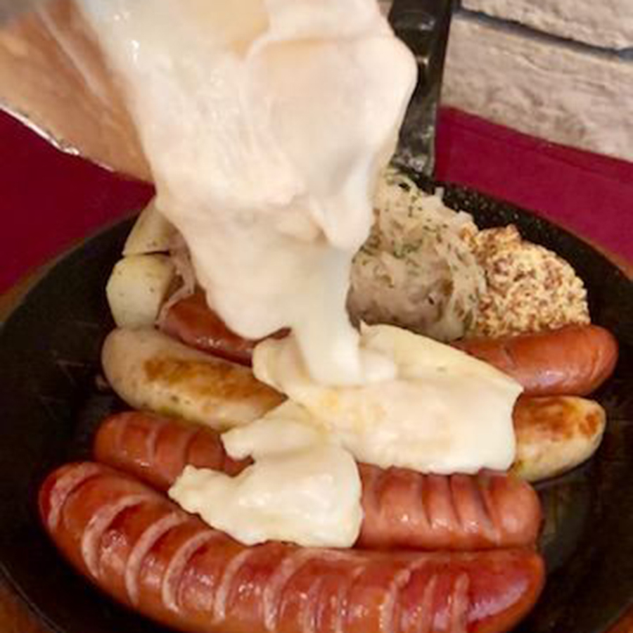 【新登場!!】ラクレットチーズを存分に味わう&≪120分飲み放題 ドイツ直送樽生ビール付5500円コミコミ≫フライドポテト&豪華ソーセージ盛り合わせにもラクレットチーズをかけます!!ラクレットコース♪