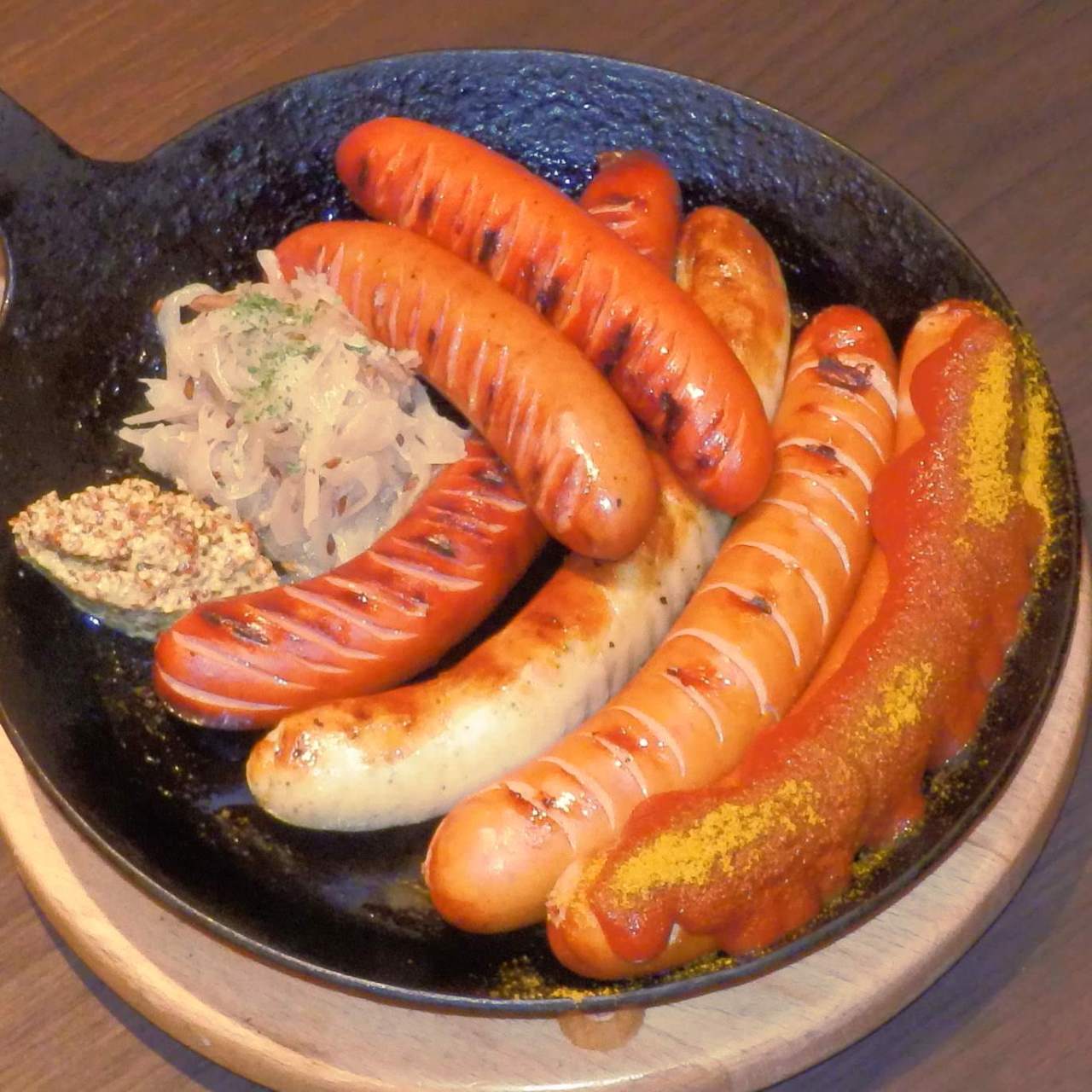 豪華ドイツソーセージ6種盛り合わせ