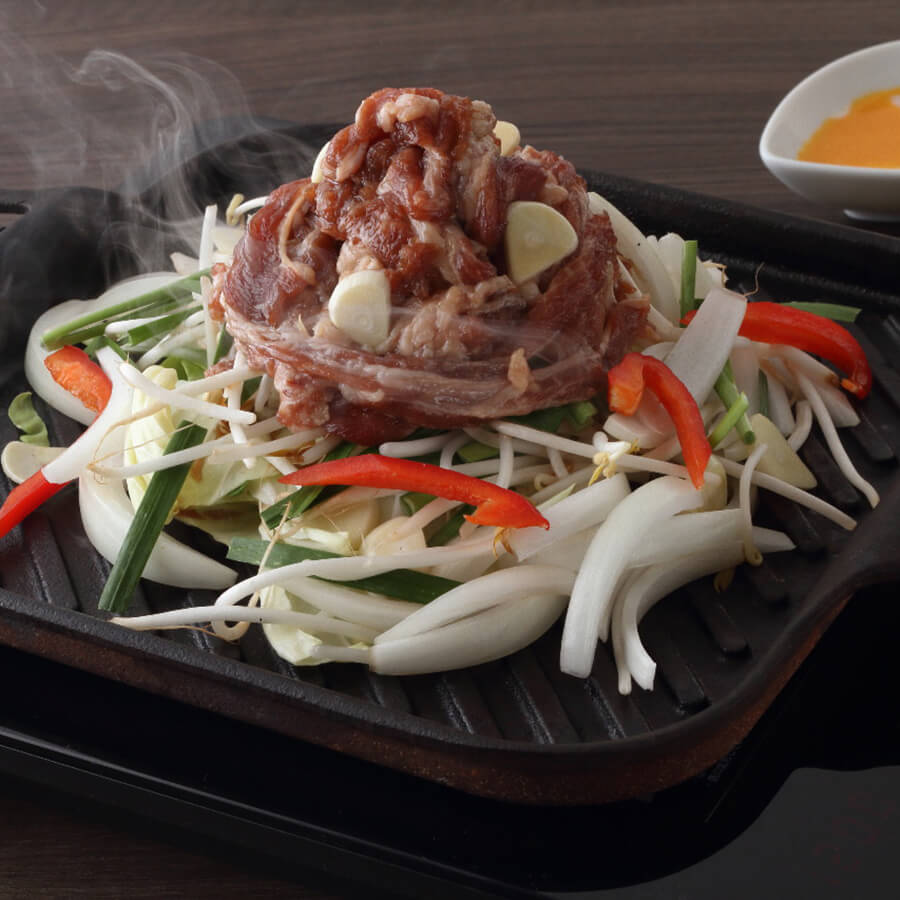 鉄板!月見牛バラ肉の黒ダレ焼き