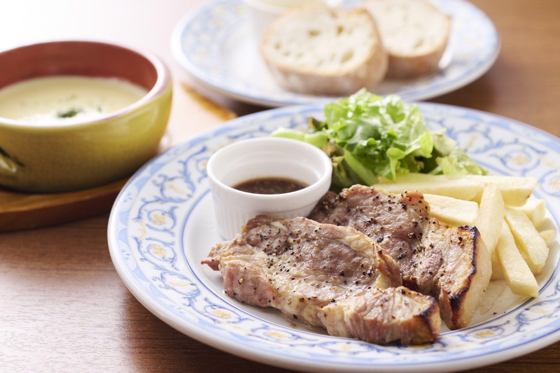 【平日限定！グリルランチ】山形豚or鶏もも肉の選べるプランチャ&スープ、バゲット
