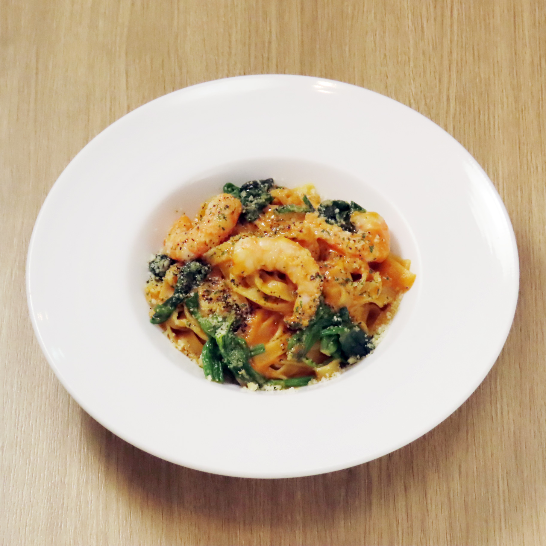 エビと野菜のトマトクリームフェットチーネ