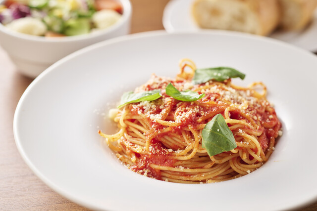 【平日限定】ポモドーロ・バジリコ スパゲティ 《バゲット＋サラダブッフェ付き》