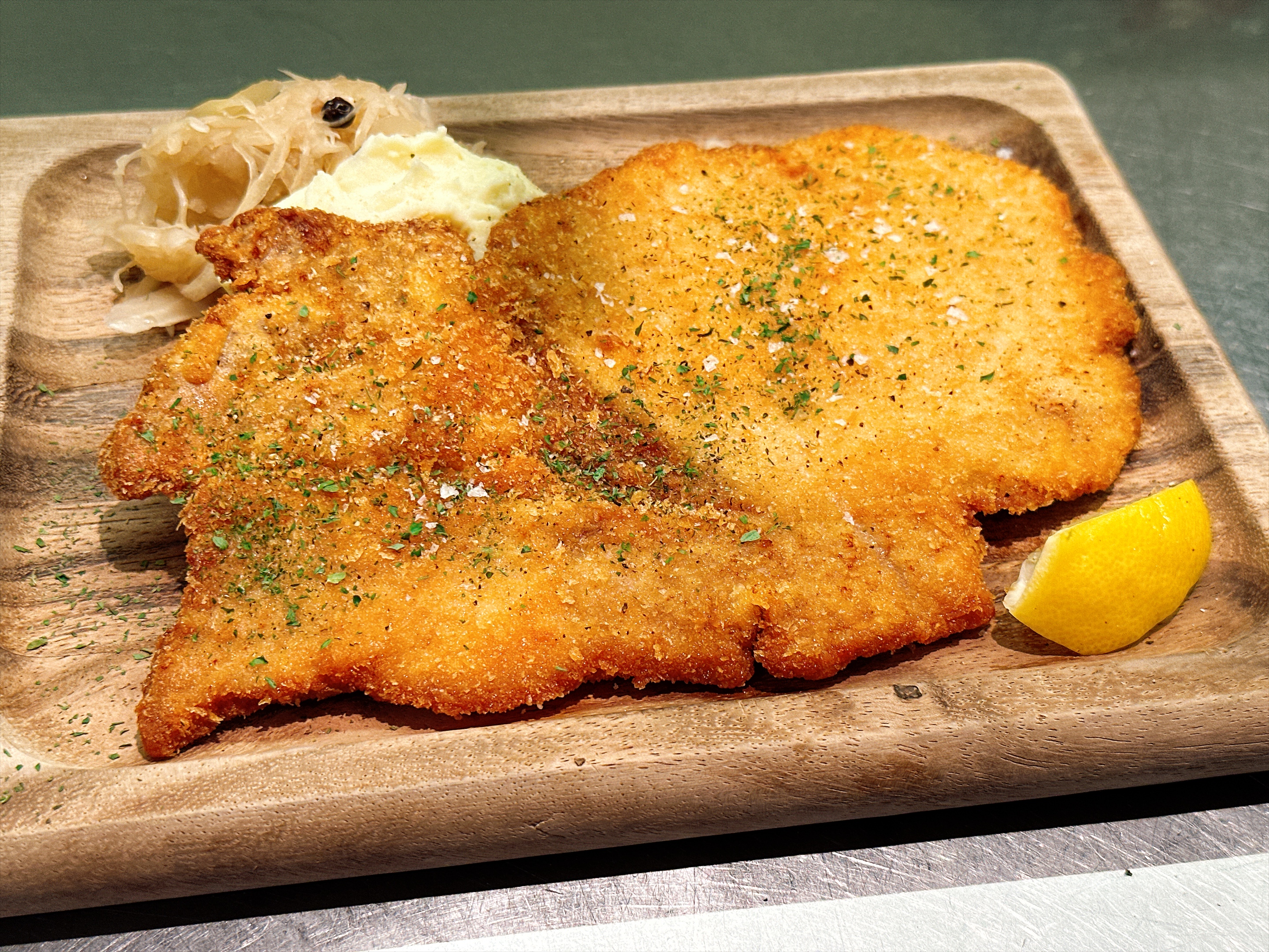 ドイツのカツレツ「シュバイネシュニッツェル」～レモン添え～