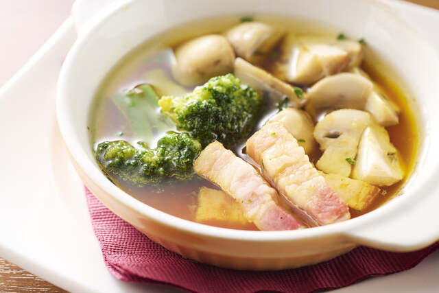 マッシュルームとベーコンのアヒージョ