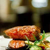 【接待/個人盛り/安心安全 ラグジュアリープラン】北海道産サロマ和牛をメインに!食後カフェ付き全6品。ワイン蔵をイメージして作られた空間で、フォワグラやオマール海老を使用した豪華ディナーを・・・。
