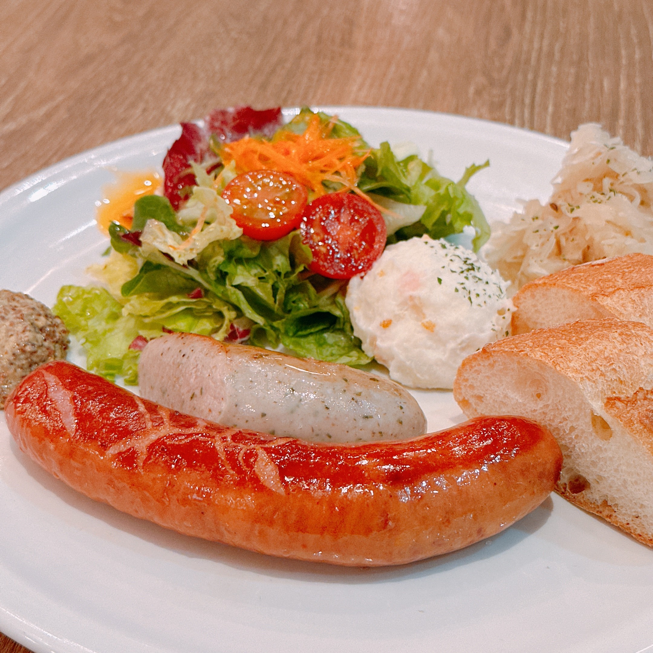  【土日祝日ランチ】ドイツならでは！！「ソーセージランチプレート」※3月29日よりスタート