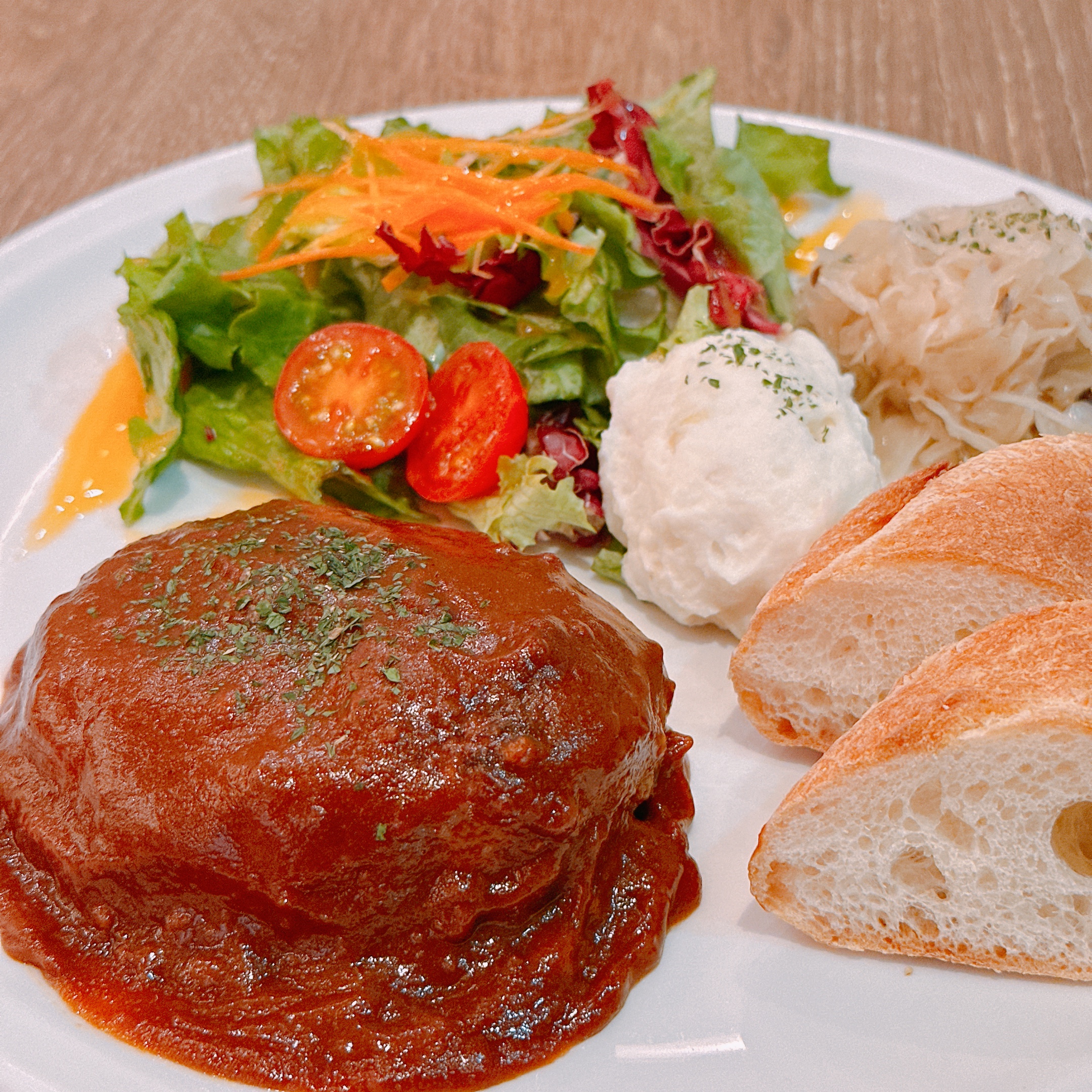  【土日祝日ランチ】お店で手作り！！「ハンバーグランチプレート」～デミグラスソース～※3月29日よりスタート