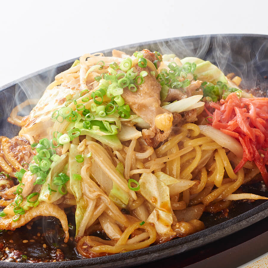 ③牛バラ肉の黒ダレ焦がし焼きそば