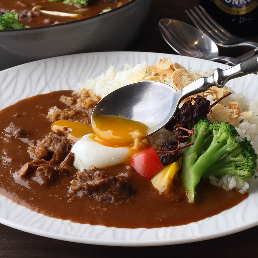 牛すじ入りトロトロ半熟玉子の英国風黒カレー