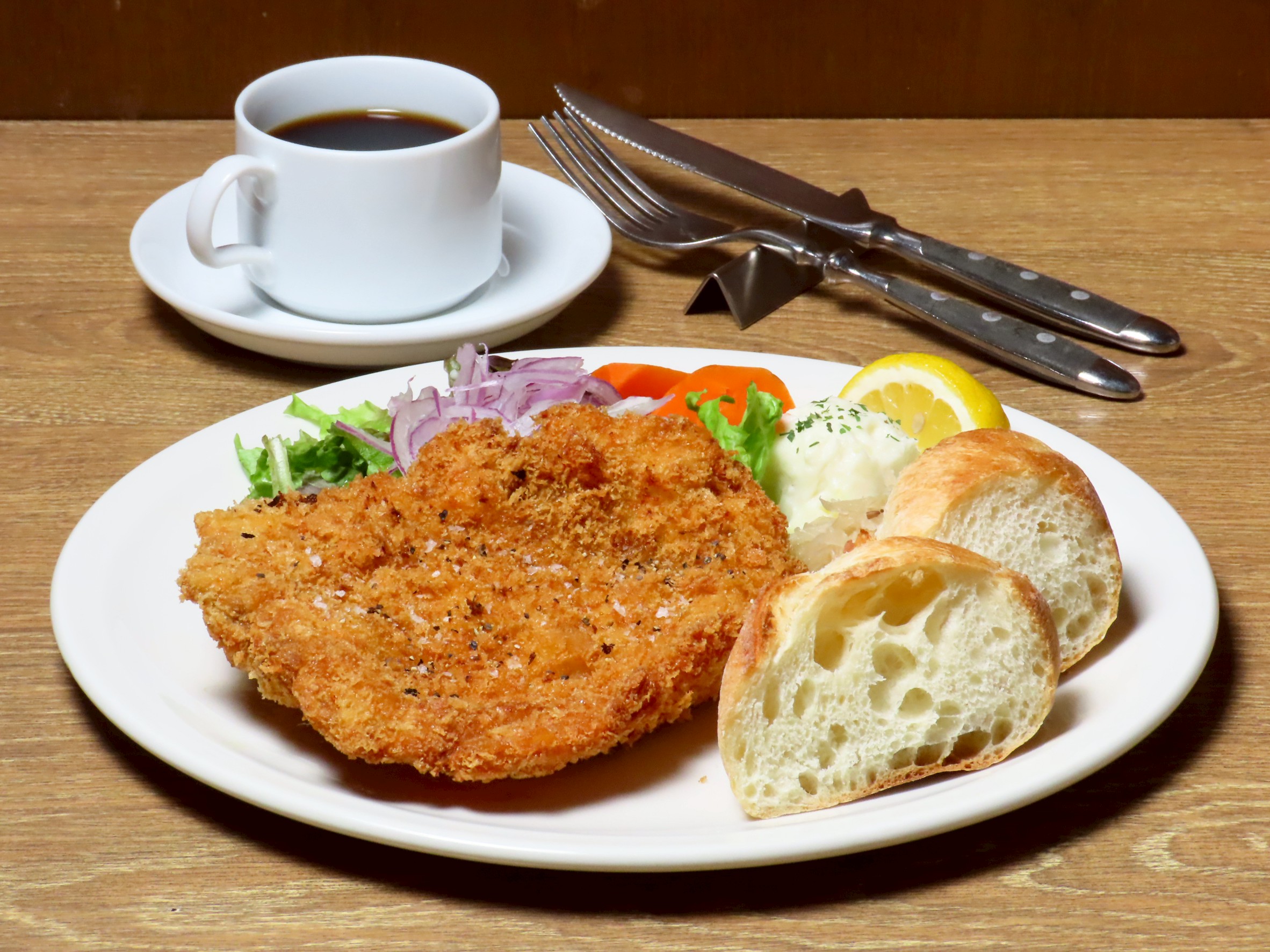 【土日祝日ランチ】ビックサイズ！！「シュニッツェルランチプレート」