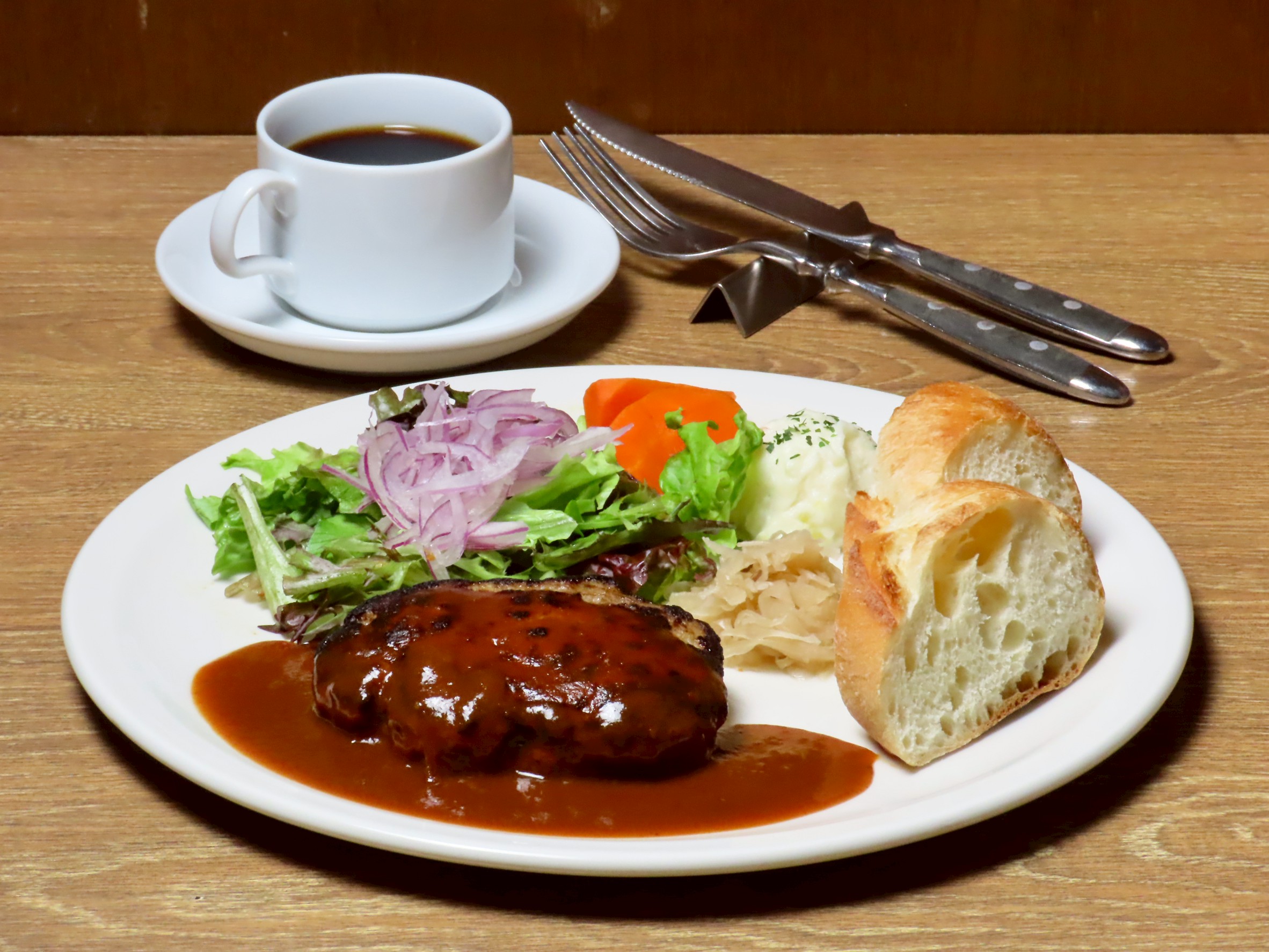  【土日祝日ランチ】お店で手作り！！「ハンバーグランチプレート」～デミグラスソース～
