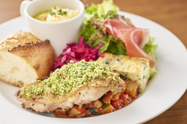 【平日限定】週替わりワンプレートランチ《バゲット＋サラダブッフェ付き》