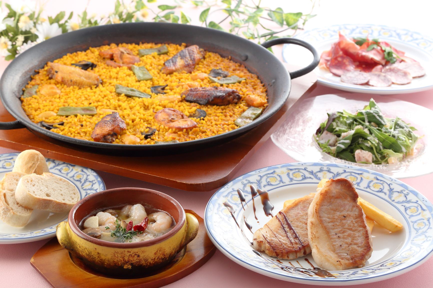 【ミゲルコース】人気NO1!8種類から選べる世界チャンピオン監修パエリアとスペイン産ガリシア栗豚ステーキと生ハム、アヒージョなどスペイン旅行に行った気分を味わえるグルメ満喫プラン【飲み放題付きプラン】  