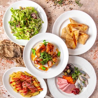 【Aプラン】前菜盛り合わせ、シーザーサラダ、ハンドピザ、カリーブルスト、メインは石窯仕上げのケイジャンチキン。