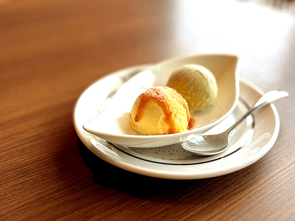 Combination of 2 kinds of ice cream