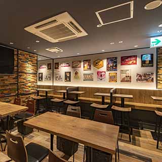 カフェとビアパブの雰囲気を持つ、モダンな内装