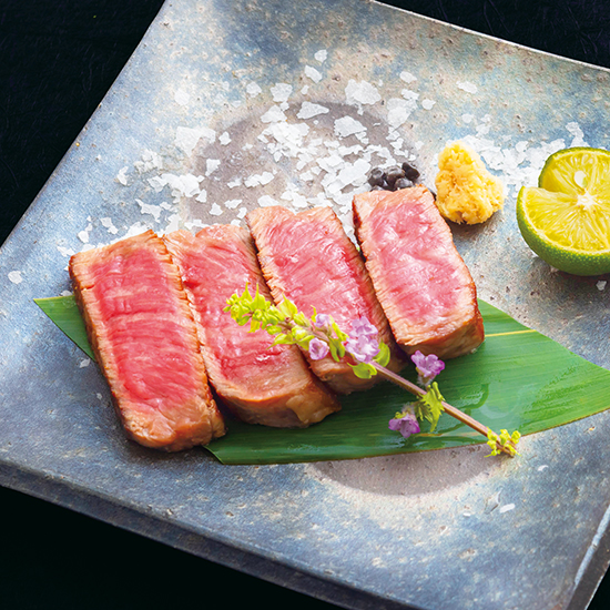 Grilled Wagyu beef steak with wasabi and salt　和牛の炙り焼きステーキ～山葵と特製岩塩で