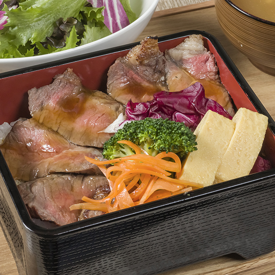  Premium Roast Beef Bowl with Melty Warm Japanese Beef とろ～り温玉和牛プレミアムローストビーフ丼