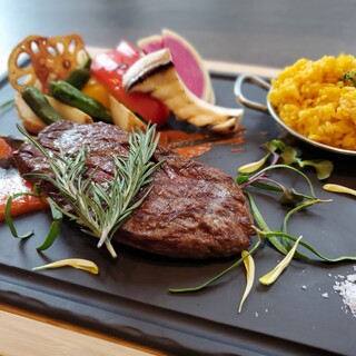 【プチ贅沢ランチ】ドリンク1杯とメイン料理にデザート付きプラン