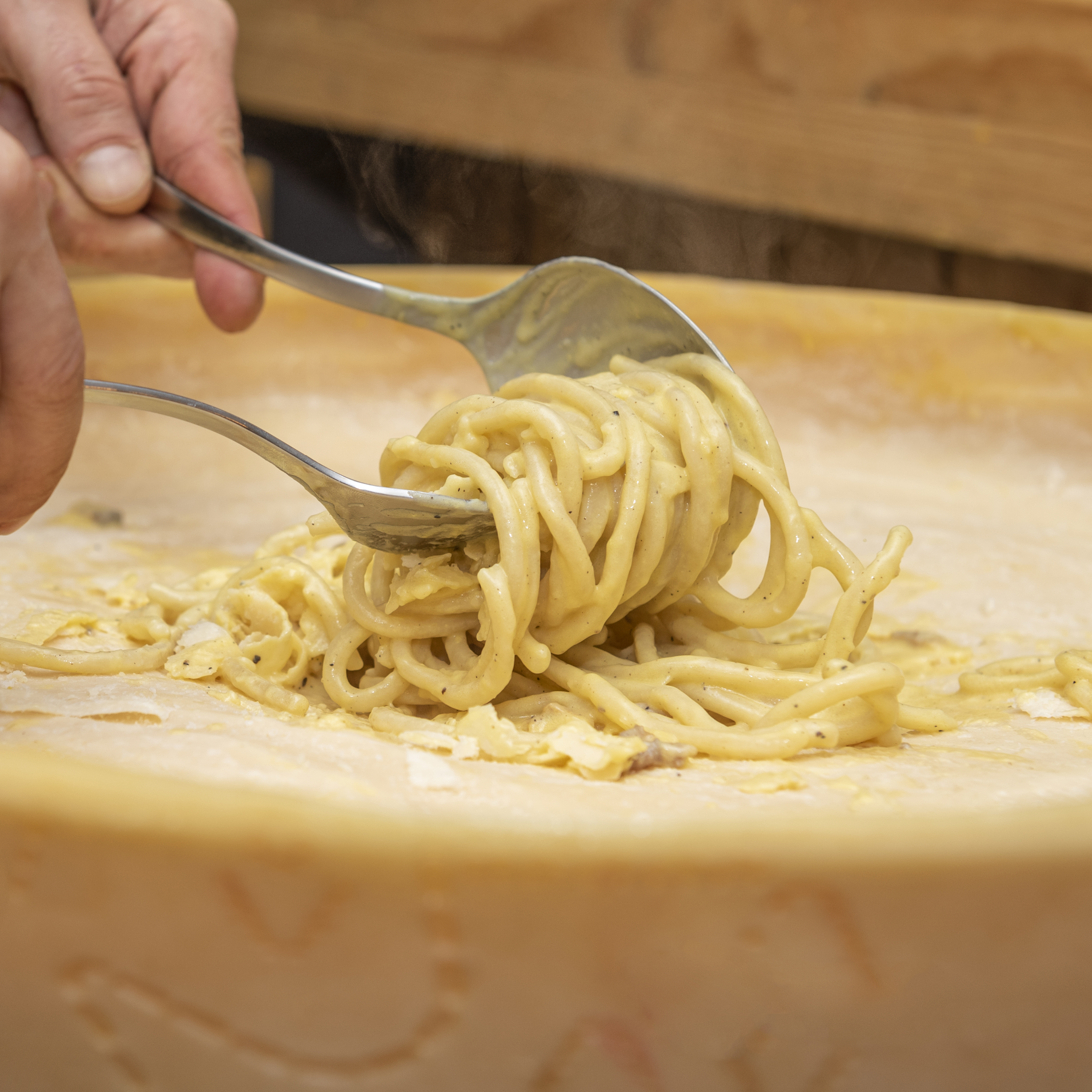 ライブ演出01｜チーズの器で仕上げる濃厚チーズパスタ